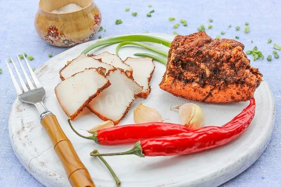 Сало вареное самый вкусный рецепт. Вареное сало. Сало с аджикой. Вареное сало с аджикой. Варенку с салом.