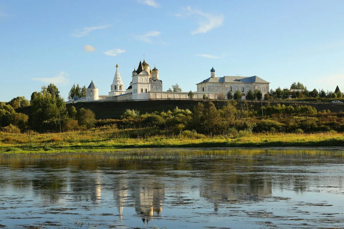 река москва зимой в можайске. москва река верховье. москва река можайск. река свородня можайский район. можайский лужецкий монастырь.