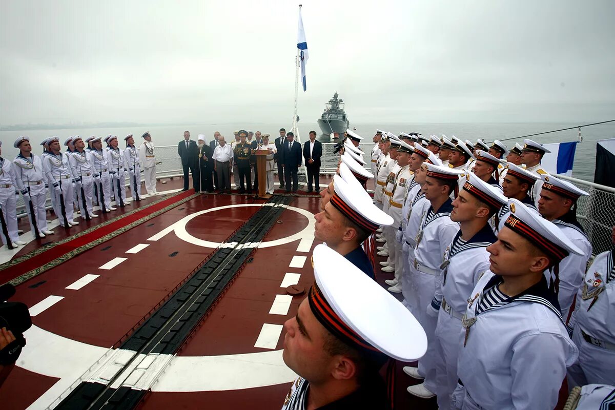 Моряки на палубе. Тихоокеанский флот моряки на параде. Военный корабль. Военный корабль с моряками. Тихоокеанский военно-морской флот.