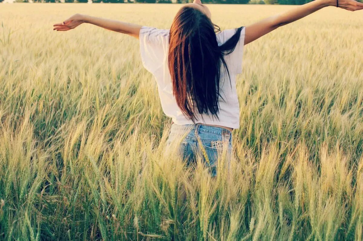 Лето со спины. Красивыедевушек со спины. Девушка на природе со спины. Девушка в платье летнем спиной. Девушка с длинными волосами в поле.