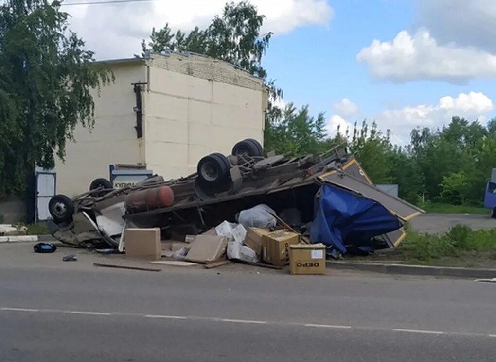 Чп в рязани сегодня. В Рязанская область опрокинулась фура с. Автомобиль перевернулся.