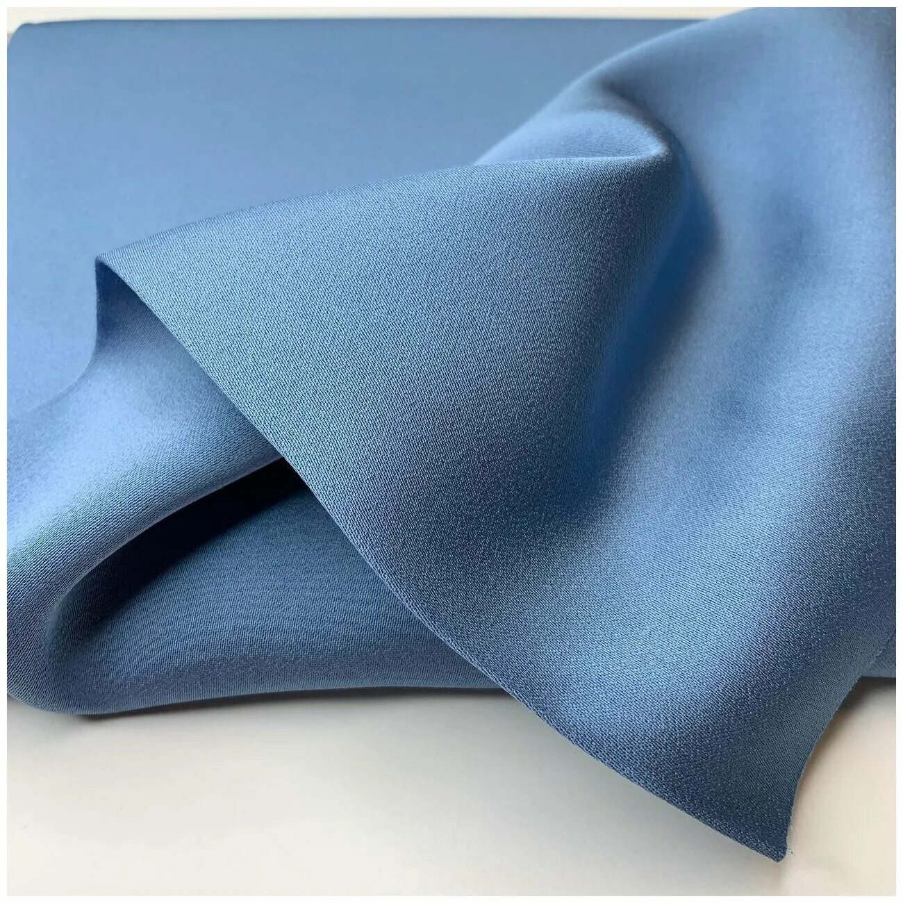 Вискоза кади. Вискоза голубого цвета. Плательная ткань серо голубых тонов. Итальянская платяная ткань для платья пыльно-синего цвета аляпистая.