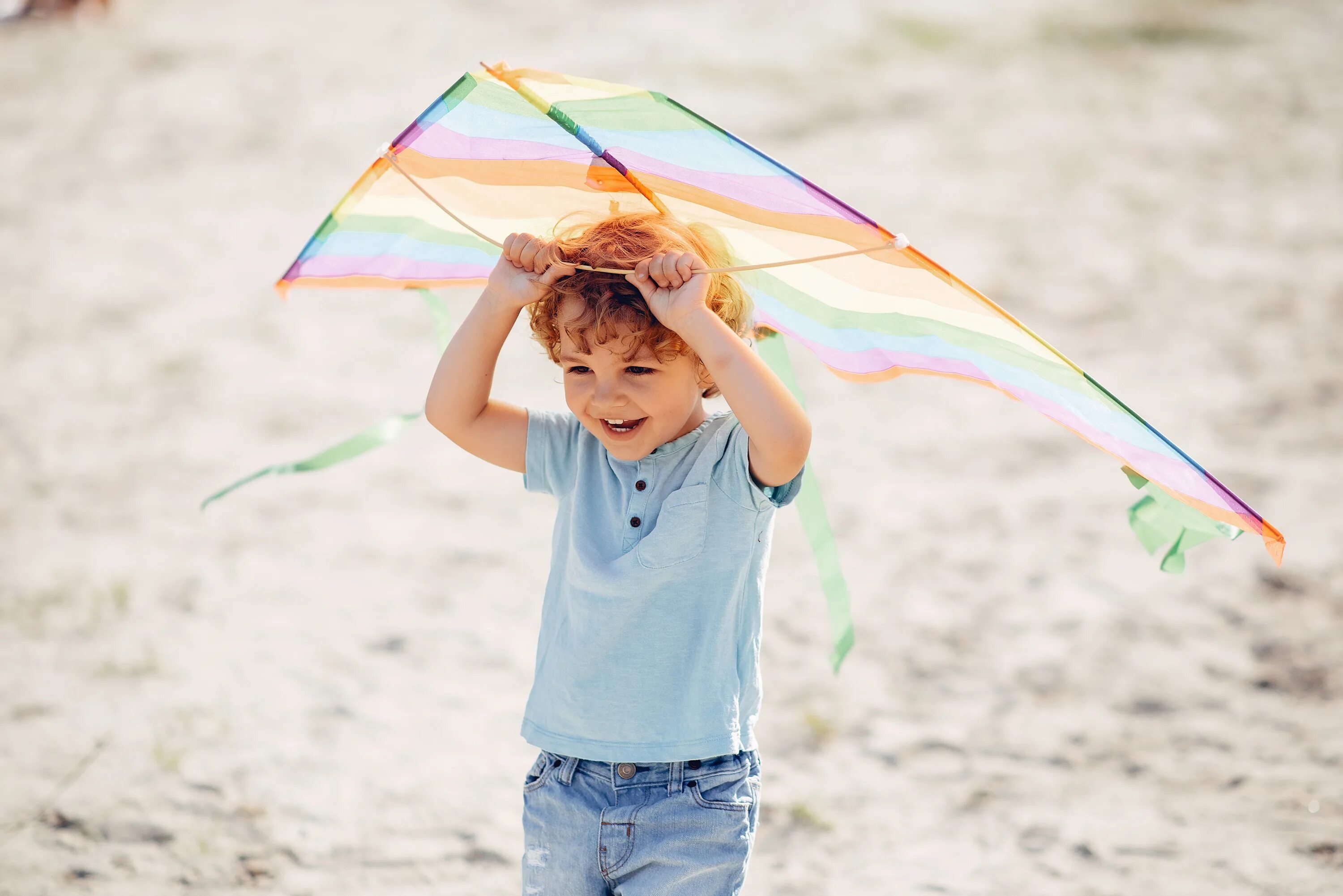 Kid flying. Ребенок с воздушным змеем. Дети запускают змей. Дети запускают воздушных змеев. Детская фотосессия с воздушным змеем.