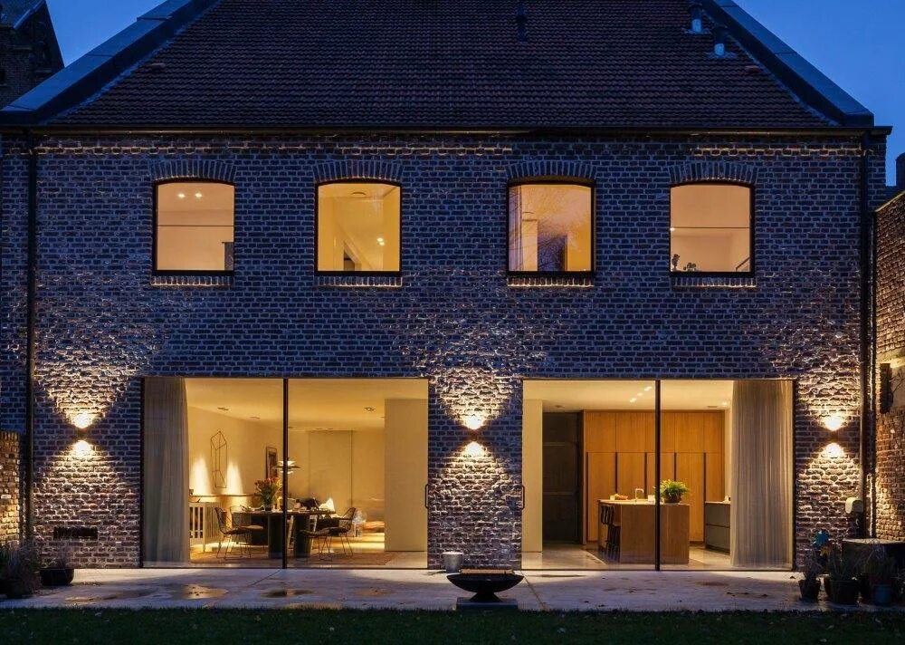 Архитектурные фасадные элементы. Вентфасад линеарные панели. Современные стеклянные здания. Декоративная подсветка фасадов. Фасаде здания нужно.