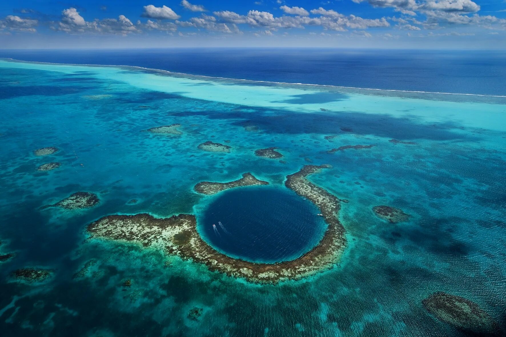 Архипелаги атлантического. Большая голубая дыра, Лайтхаус-риф. Барьерный риф Белиз. Тихий океан Марианский желоб. Большая голубая дыра Белиз.