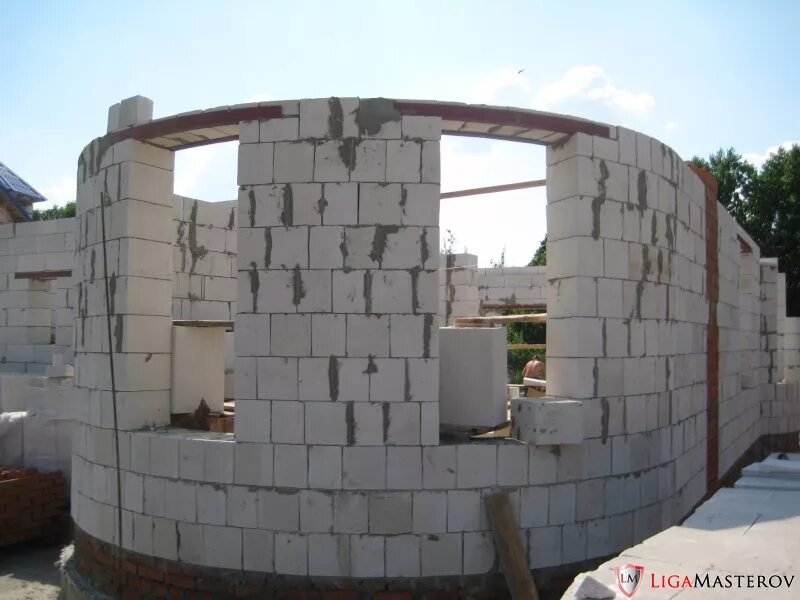 дома из газобетона с эркером. перемычки в эркере. дом из газобетонных блоков. строительство дома из газобетона. эркер из газобетона.