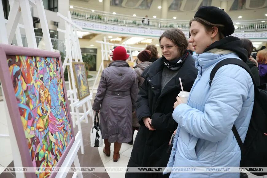 Выставочное дело. Экспозиции выставки весенних цветов. Художница открыла выставку. Весенняя выставка. Необычные выставки.