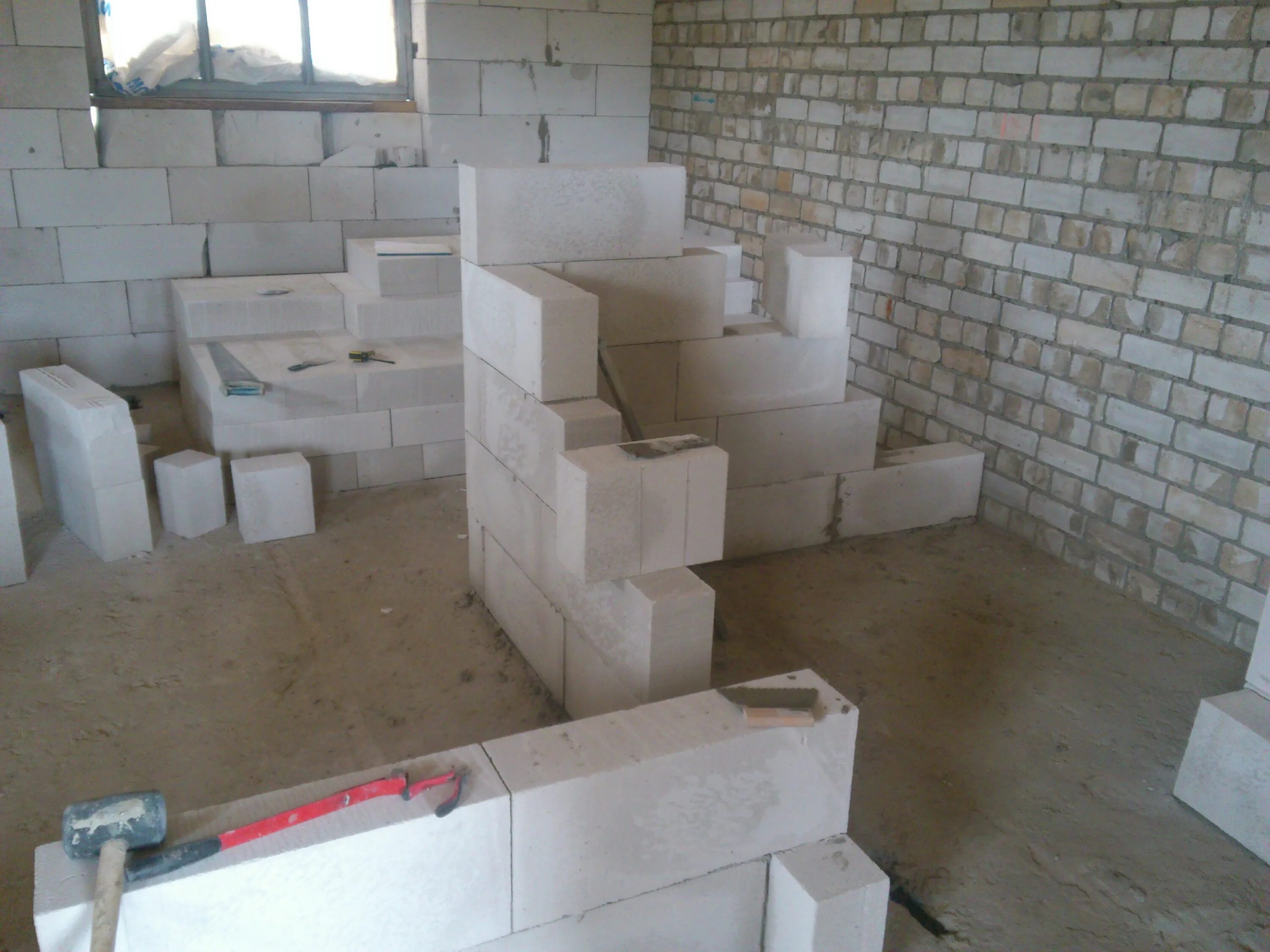 стена из силикатных блоков. блок силикатный стеновой межкомнатный. пазогребневые блоки ютонг. здание из газобетонных блоков. термокуб газобетонные блоки.