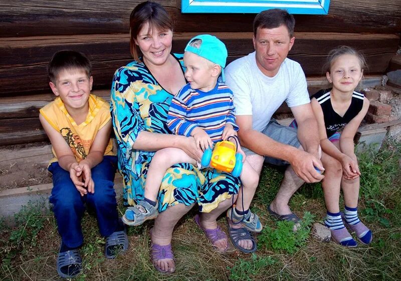 Православная многодетная семья. Фотосессия многодетной семьи. Многодетная деревенская семья. Приемные семьи в России.