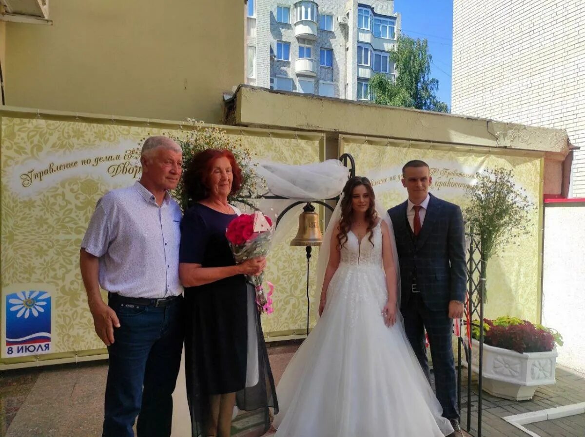 Семейные пары саратов. С днем свадьбы семья. Поженились. Свадьба Саратов Джакубалиева. Тверь областной дворец бракосочетания день семьи любви.