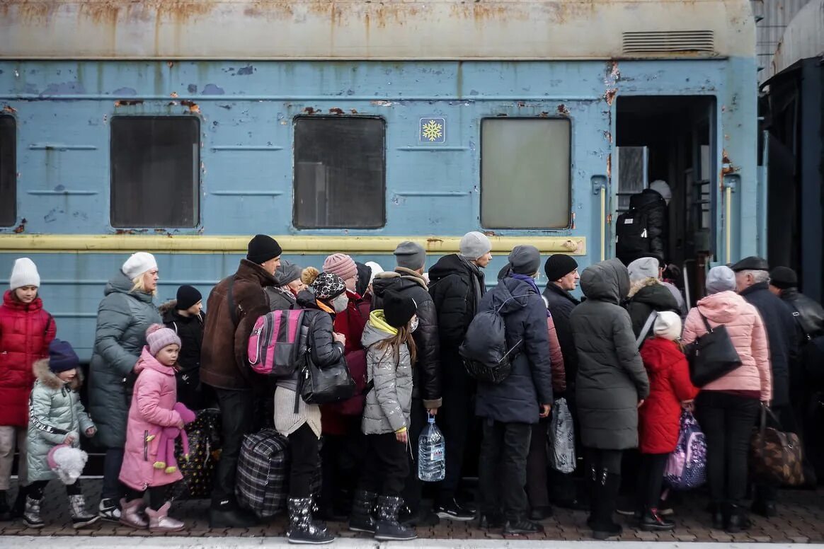 Беженцы из Украины. Беженцы из Украины в Россию. Эвакуированные из Донбасса. Беженцы на вокзале.