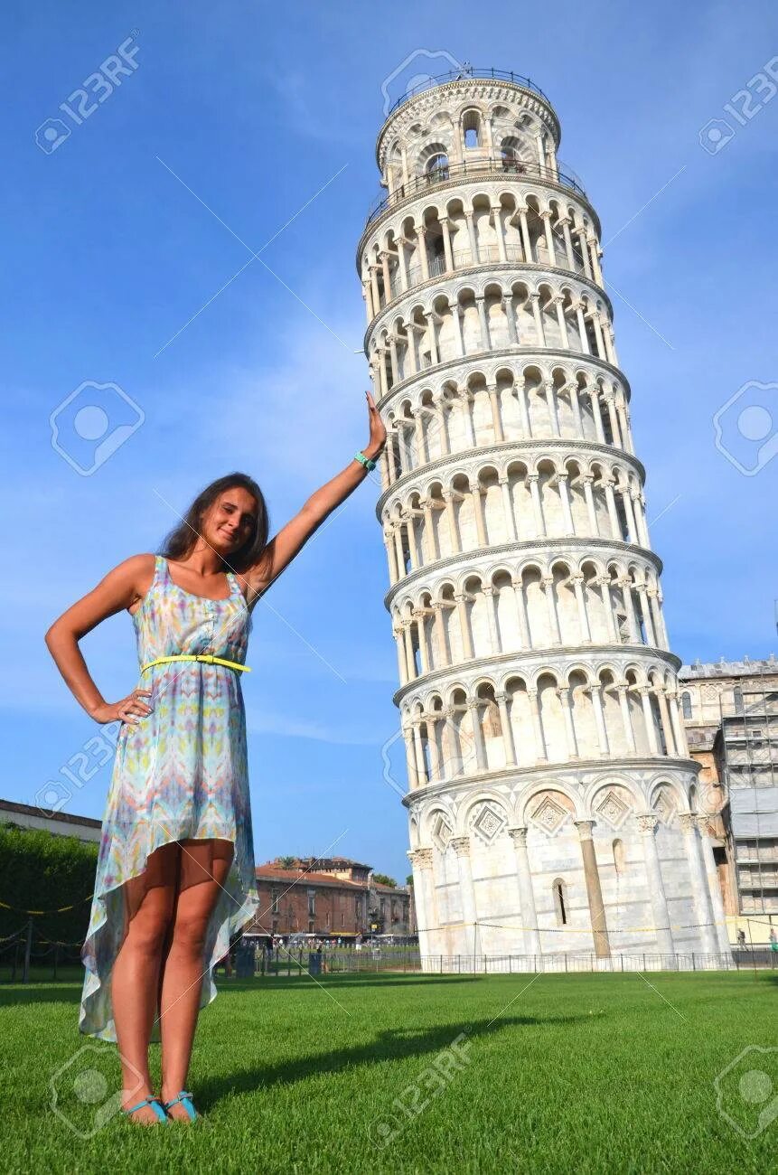 Var public. Девушка у Пизанской башни. Пиз девушек. Италия Пизанская башня селфи. Девушка подпирающая Пизанскую башню.