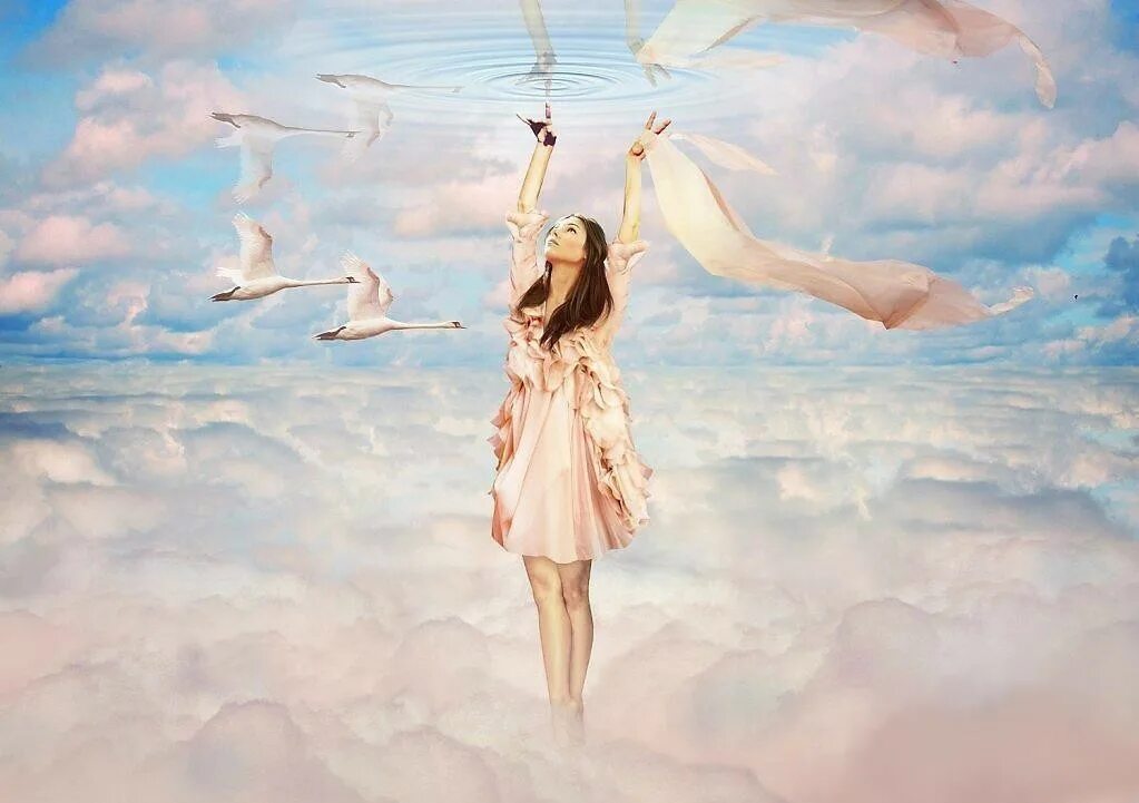 Жизнь это видит счастье. Девушка летает. Летать в облаках. Девушка-птица в полете. Девушка летает в облаках.