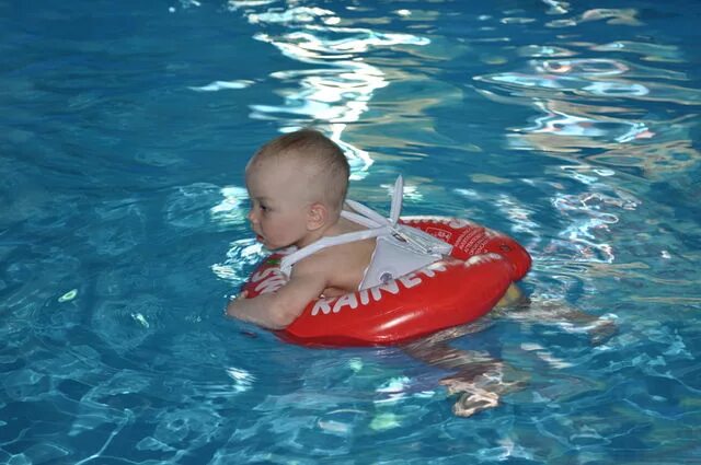 Грудничковые и детские бассейны. Плавание для грудничков. Бассейн в 3 месяца. Младенец водные процедуры. Плавание для грудничков.