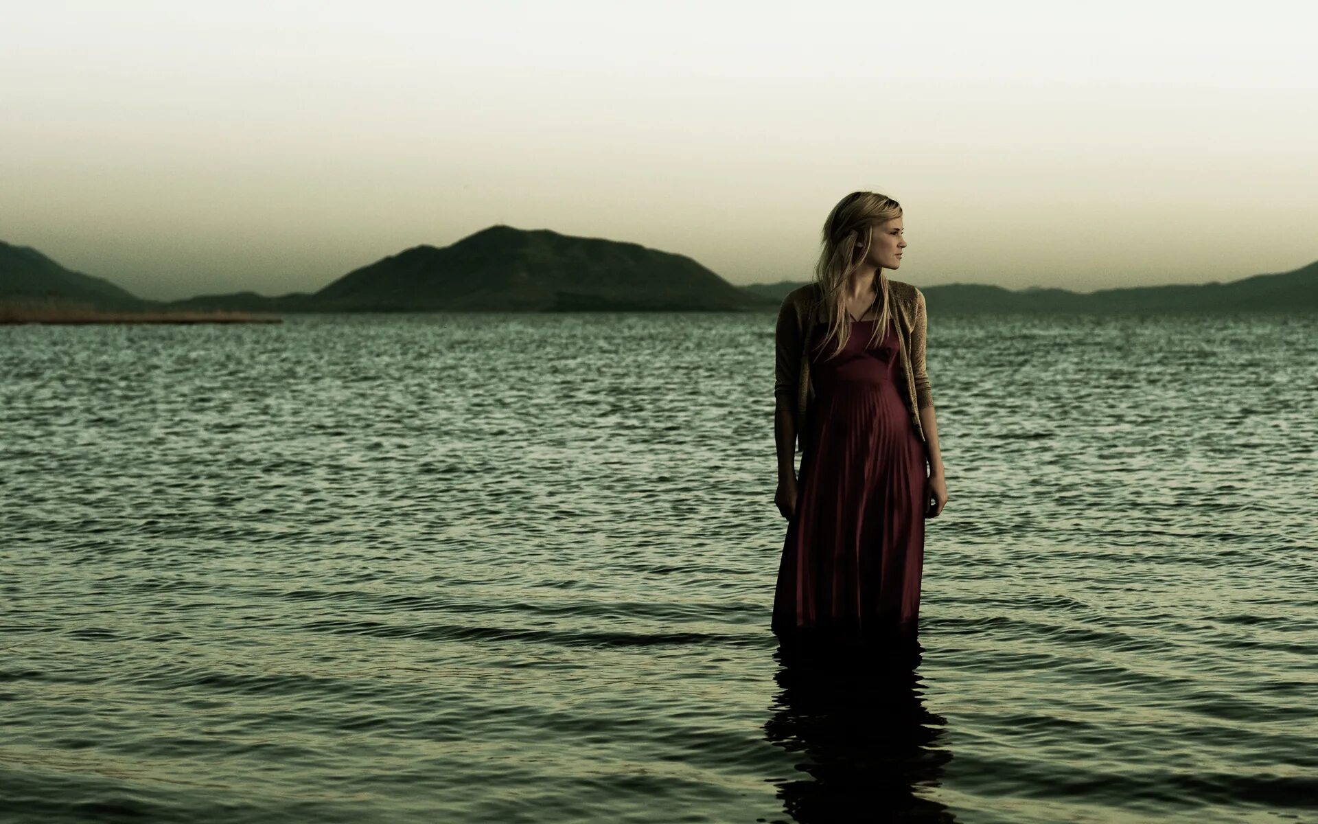 Я иду берегом своего любимого ручья. Девушки на озере. Девушка на берегу моря. Одинокая девушка у моря. Девушка в длинном платье у моря.