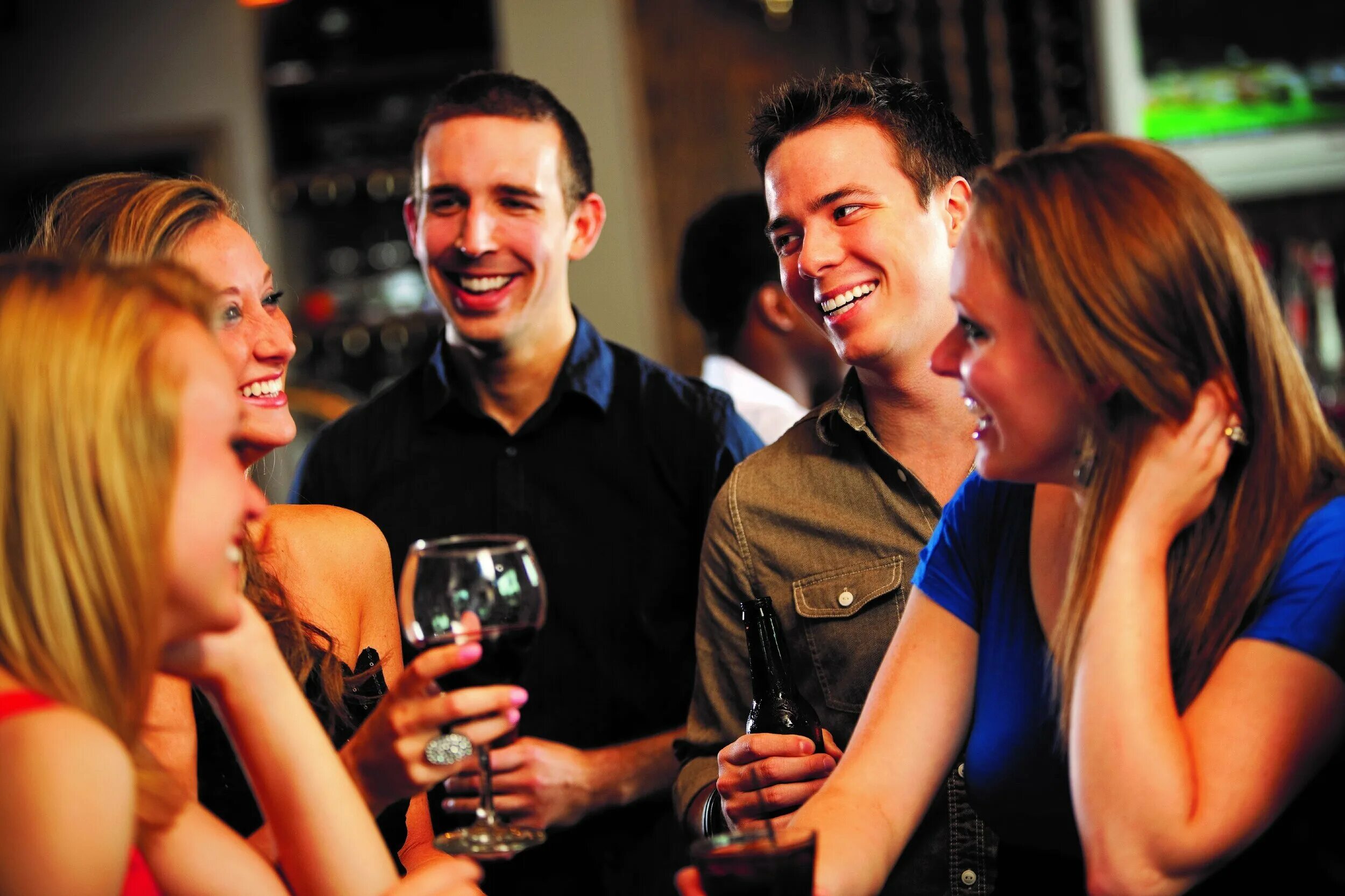 Сидит на скамейке. Встреча с родственниками. Люди знакомятся. Online dating rituals of the american male on bravo. Женщина привлекает мужчину.