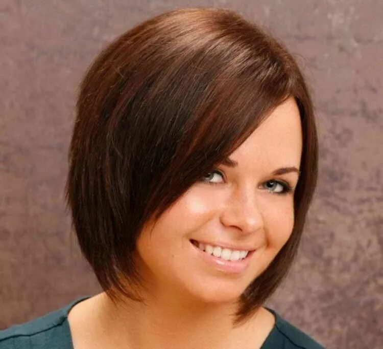 Каре для полных женщин. Стрижка каре-боб с челкой на круглое лицо. Короткое каре на полное лицо. Боб каре для полного лица. Каре на полных девушках.