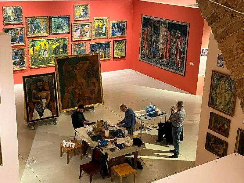 (московский палеонтологический музей) тираннозавр. Музей пушкинский пушкинский музей москва. Какой музей придумать. Выставка утюгов в музеях название. Необычные коллекции презентация.