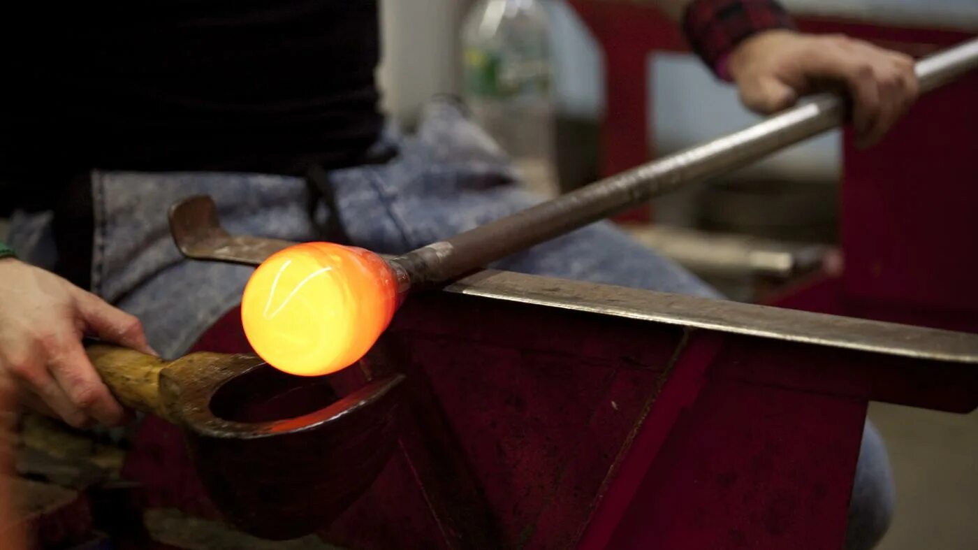 Температура плавления стекала. Таблица температур плавления стекла. Температура плавления булыжника. Удельная теплоемкость металлов и сплавов таблица. Удельный вес вольфрама кг/м3.