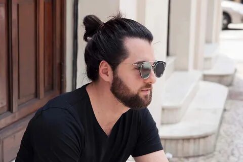Модная мужская стрижка "Мужской пучок" на длинные волосы 2022.