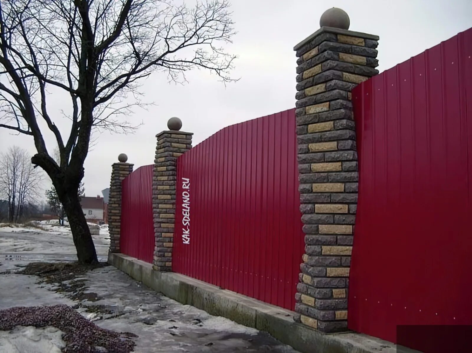 Столбовая красный. Забор заборный блок профлист. Забор с колоннами. Забор с кирпичными столбами. Винтовые столбы из кирпича.