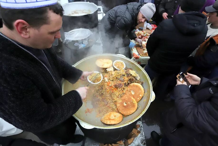 Масленица у мусульман. С праздником мусульман Ураза байрам. Праздник разговения. Мусульманский праздник разговения «Ураза-байрам». Разговение Рамадан байрам.