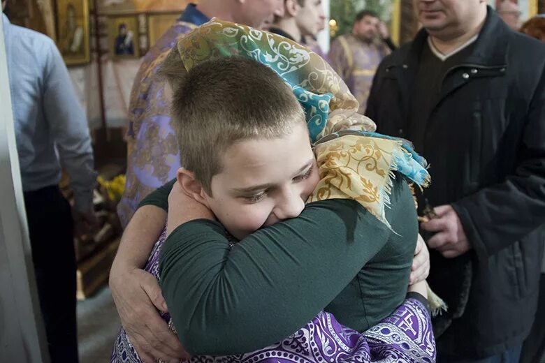 чин прощения великий пост. прощенное воскресенье в храме. прощенное воскресенье в храме. православные просят прощения. православные просят прощения.