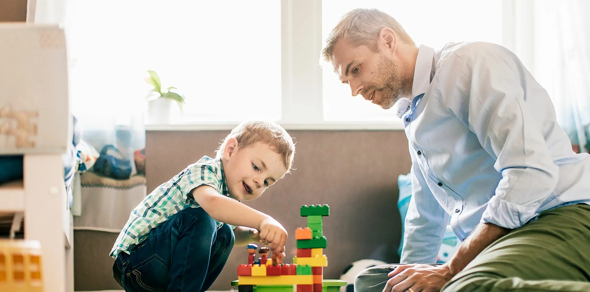 Dad likes playing. Дети аутисты. Аутизм у детей. Родители с детьми аутистами. Папа играет с сыном.