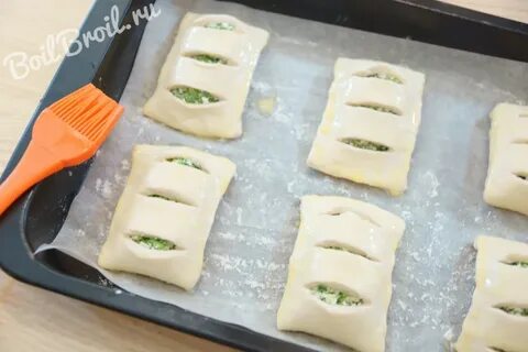 Лук яйцо слоеное тесто