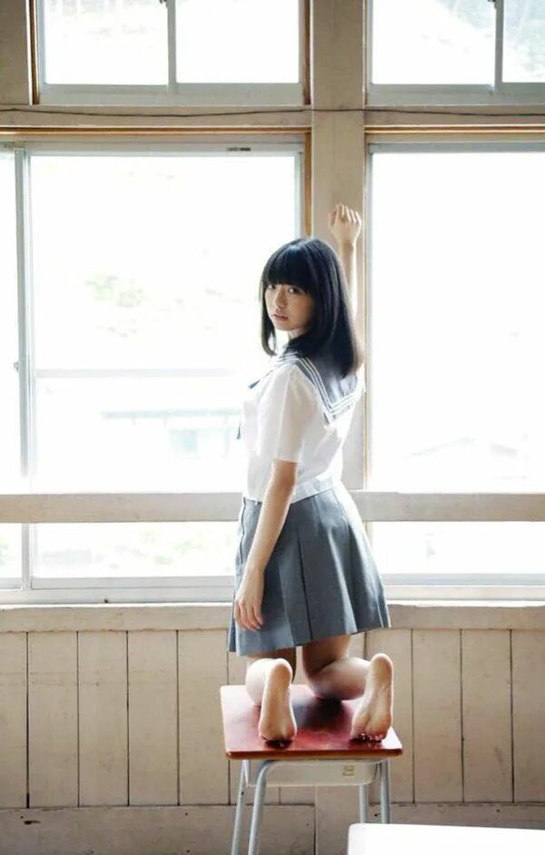 Ступни в школе. Групповые ступни. Schoolgirl foot. Ступни японских девушек. Ноги в школе.