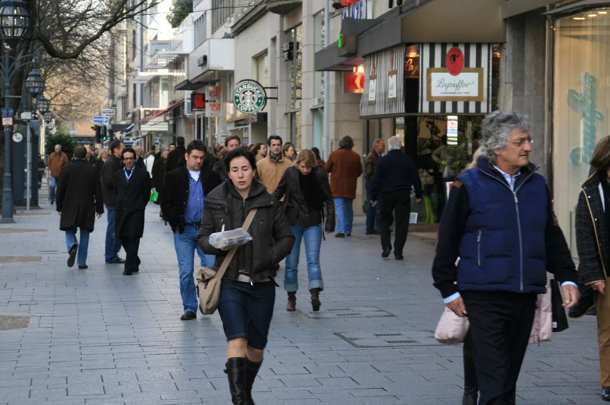 люди на улицах москвы. прохожие на улицах города. стильные люди на улицах. финляндия люди. лихие 90-е мода.