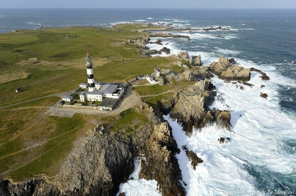 Остров западная страна. Остров Уэссан Франция. Ouessant Франция Маяк. Бретань Уэссан. Остров Уэссан Франция фото.