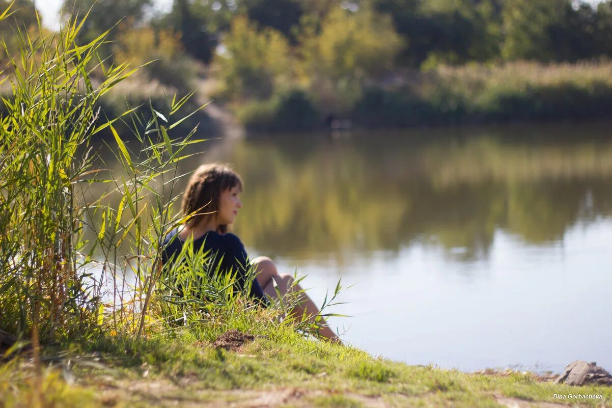 мужчина на берегу реки. человек у реки. двое на берегу реки. фотосессия у озера девушки. женщина на природе.
