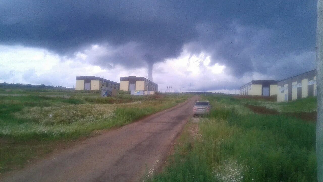 Смерч в поселке. Торнадо в Кировской области. Вятские Поляны Торнадо. Вятские Поляны Кировская область Торнадо. Смерч в ежихе Кировской области.