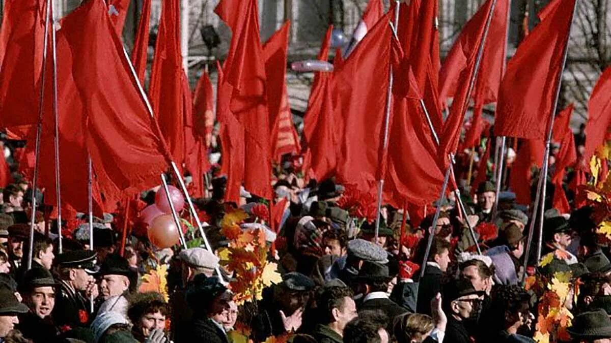 Знамена на демонстрации. Красное Знамя революции. Красные Знамёна на демонстрации. Флажки на демонстрацию. 7 ноября 2024 года