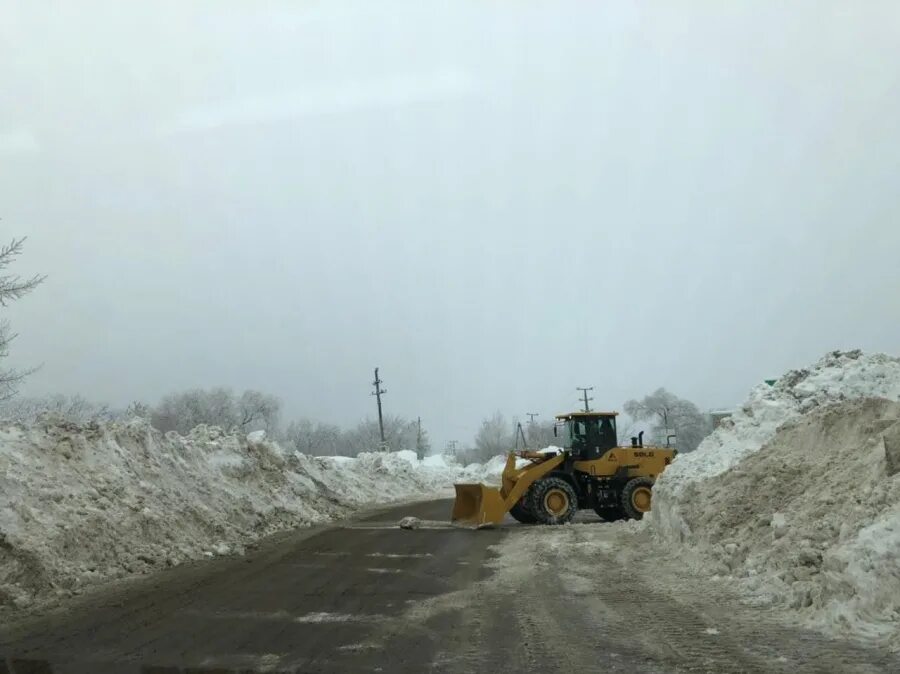 Снегопад в Саратовской области. Дороги Саратовской области. Фото дороги Саратовской области. Тракторист в золоте после снегопада.