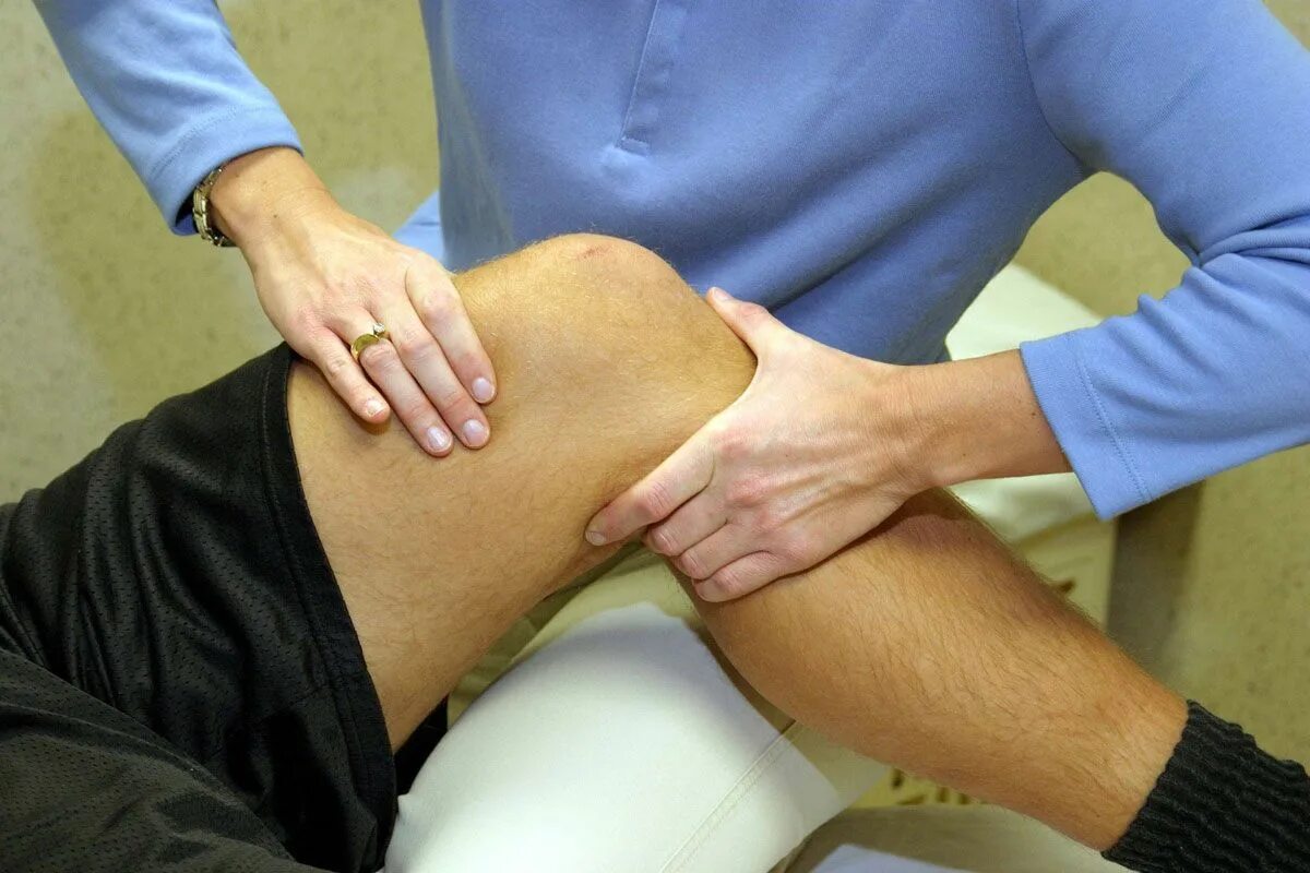 Синовит плечевого сустава. Массаж при ушибе коленного сустава. Растирание коленного сустава.