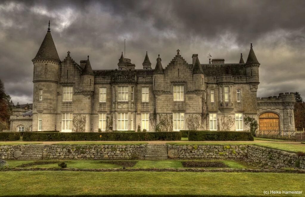 Балморал шотландия. Балморал замок в Шотландии. Шотландия. Абердиншир. Замок Балморал.. Поместье Балморал в Шотландии. Балморал замок королевы в Шотландии.
