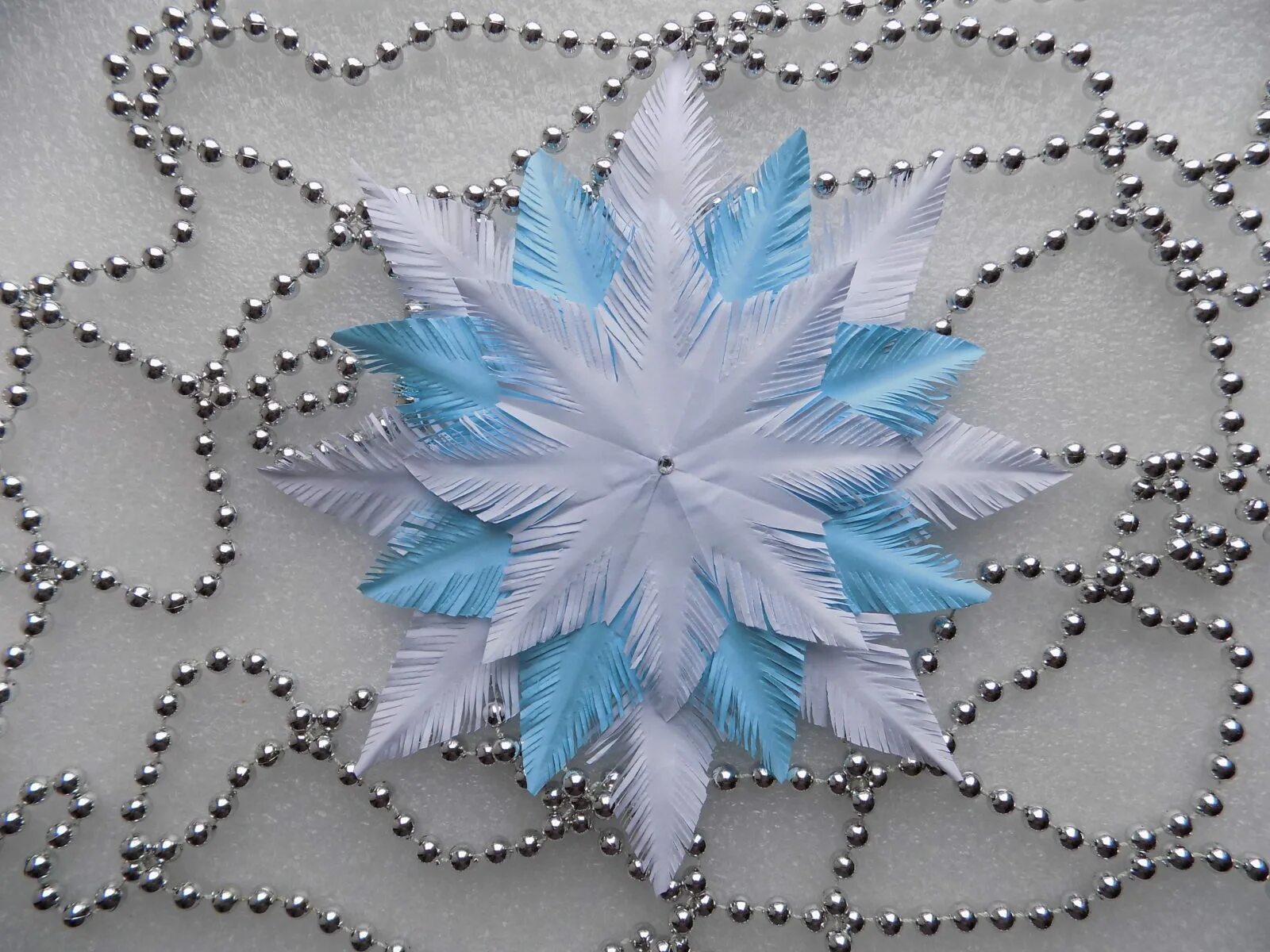 Как сделать оригинальную снежинку. Новогодняя снежинка квиллинг. Как сделать оригинальную снежинку. Поделка снежинка. Как сделать оригинальную снежинку.