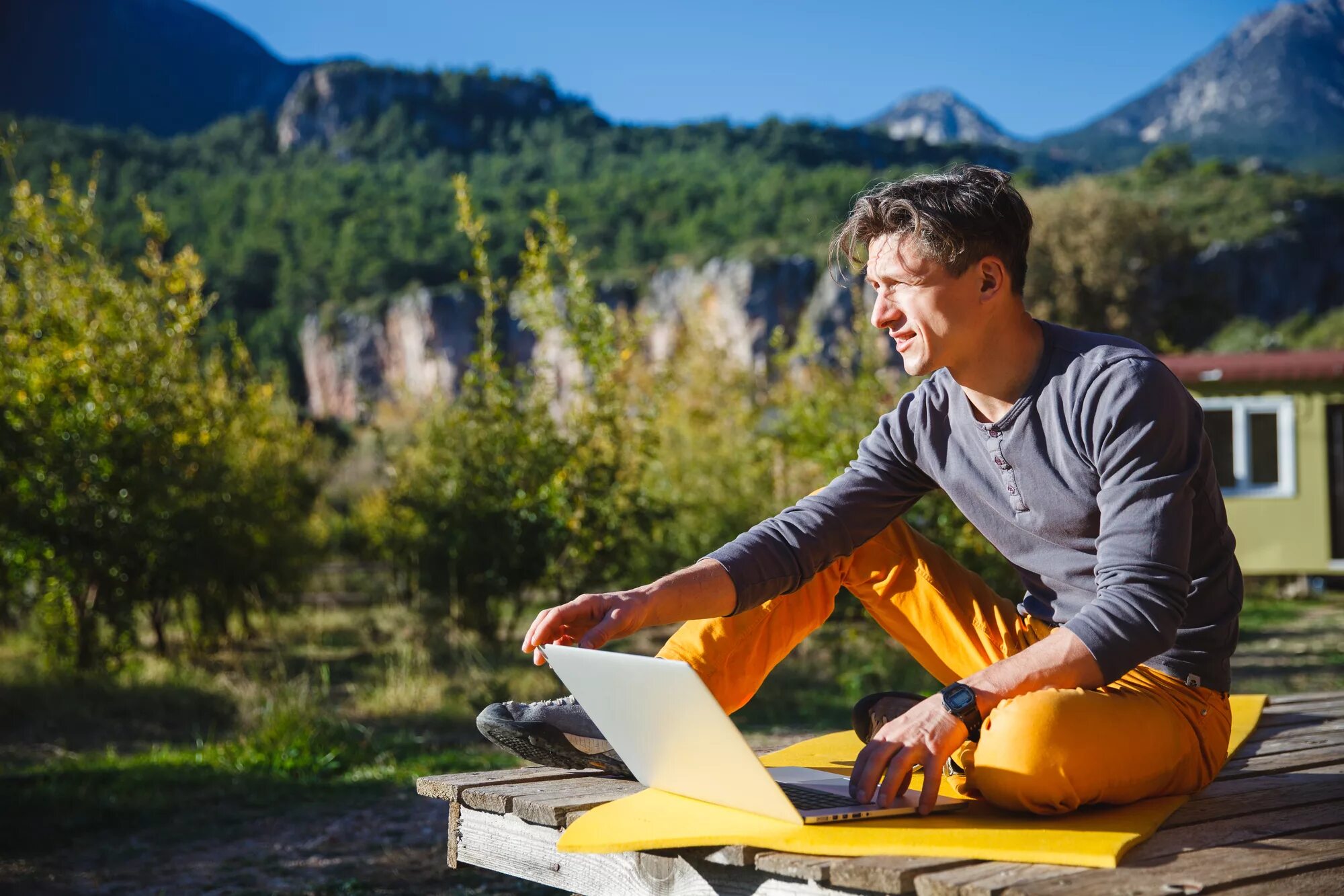 Как заработать в 12 лет мальчику. Ноутбук на природе. Фрилансер на природе. Мужчина с ноутбуком на природе. Бизнесмен на отдыхе.