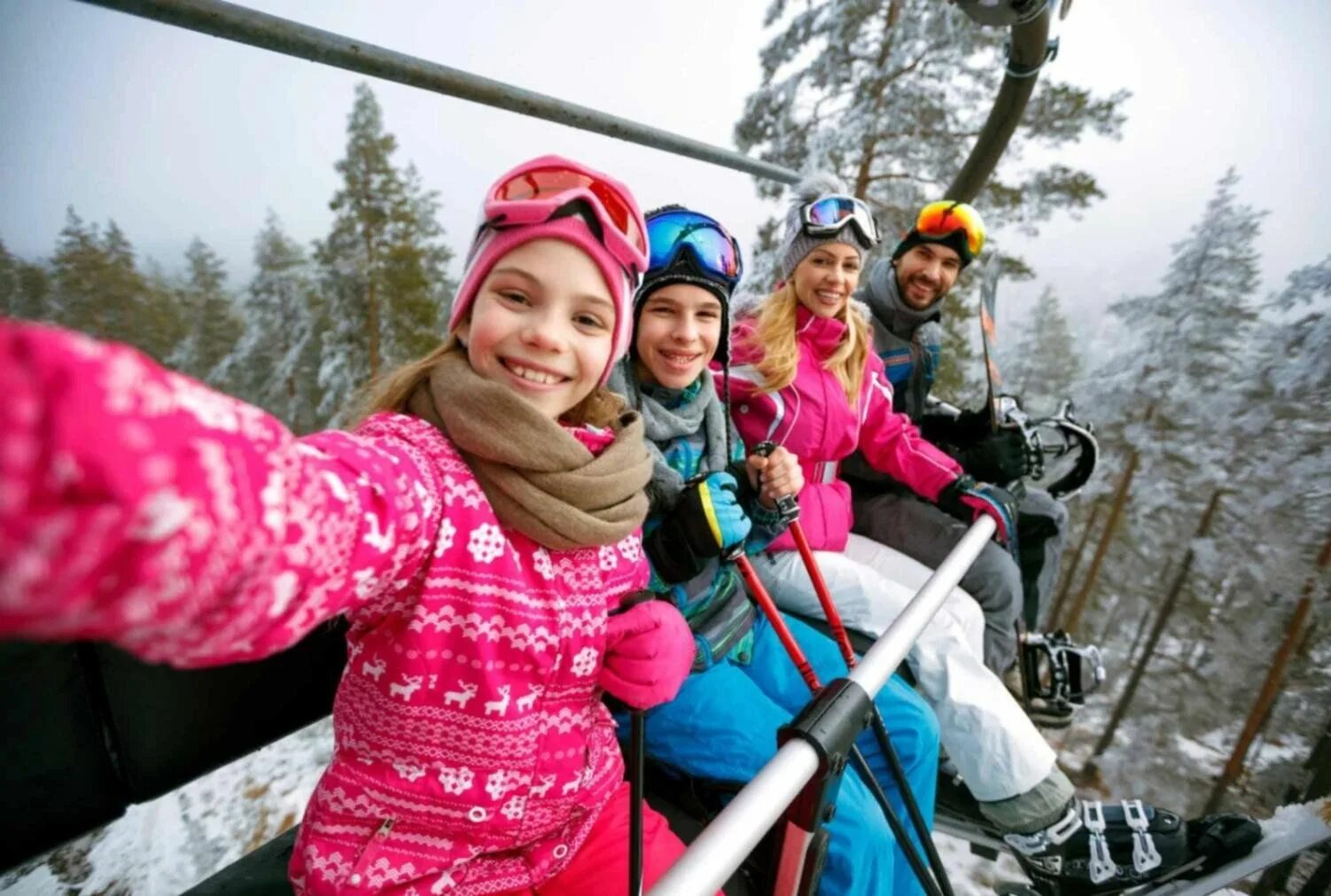 Красная Поляна семья на лыжах. Семья в горнолыжных костюмах. Дети на горнолыжном курорте. Семья лыжников