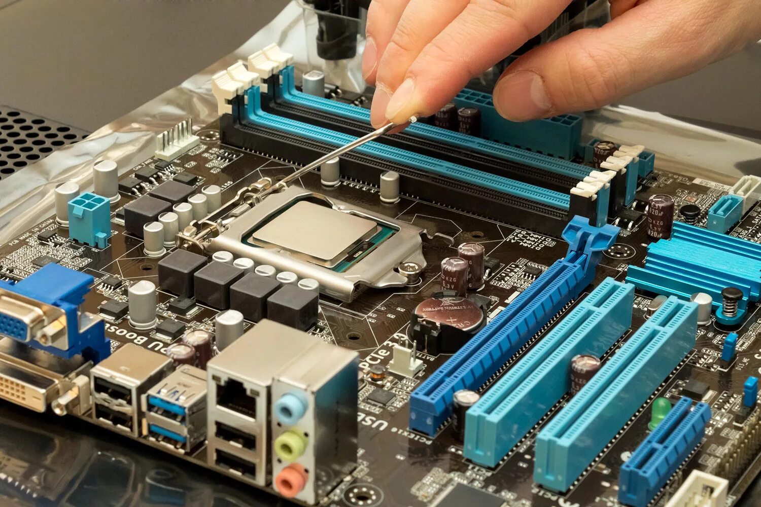 Your cpu does. Центральный процессор(cpu-central processor unit). материнская плата компьютера. сборка компьютера. процессор на мат плате.