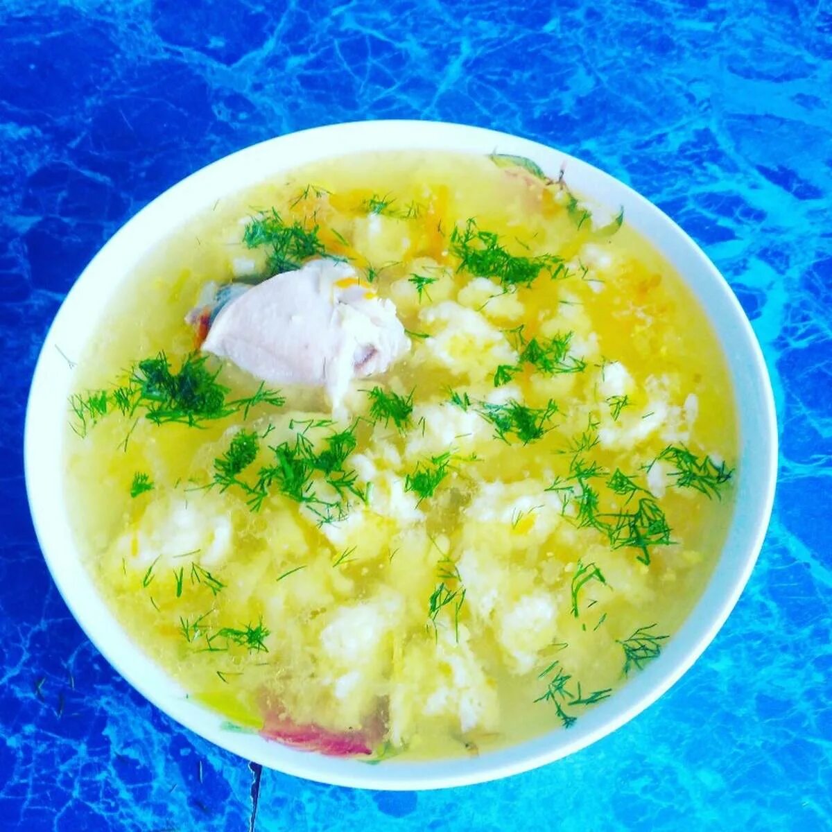 Суп с картофельными клецками. Суп картофельный (с клецками и шпиком). суп с клёцками на курином бульоне. супчик куриный с клецками. куриный суп с клецками.