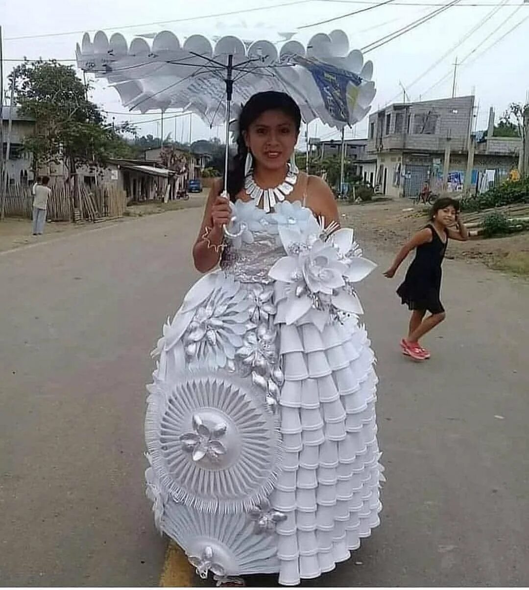 Платье для девочки из отходных материалов. Платье из мусорных пакетов для девочки. Костюм из мусорных пакетов. Платье из пакетов для девочки на конкурс. Платье из мусорных пакетов.