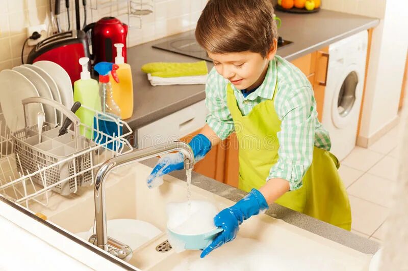 Мальчик моет посуду. Картинка девочка моет посуду. Картинка мальчик моет посуду. Крупным планом детские мытье посуды.