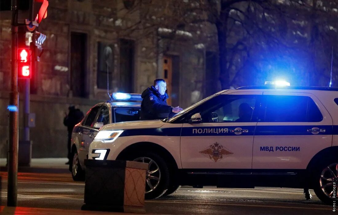 квартира под охраной. уво росгвардии по москве. сигнализация вневедомственная охрана. полиция у двери. охрана квартиры полиция.