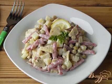 Салат с копченой колбасой и яйцами