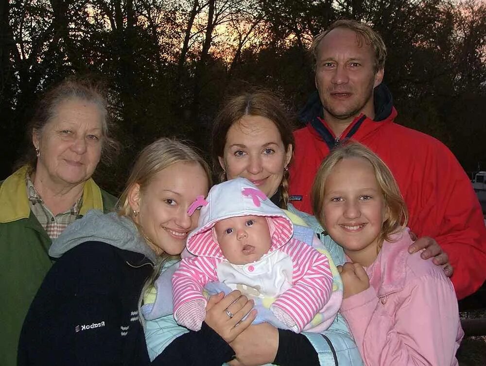 Актер сидихин сколько ему лет. Сидихин евгений и татьяна борковская. татьяна борковская. татьяна борковская жена евгения сидихина. семья евгения сидихина.