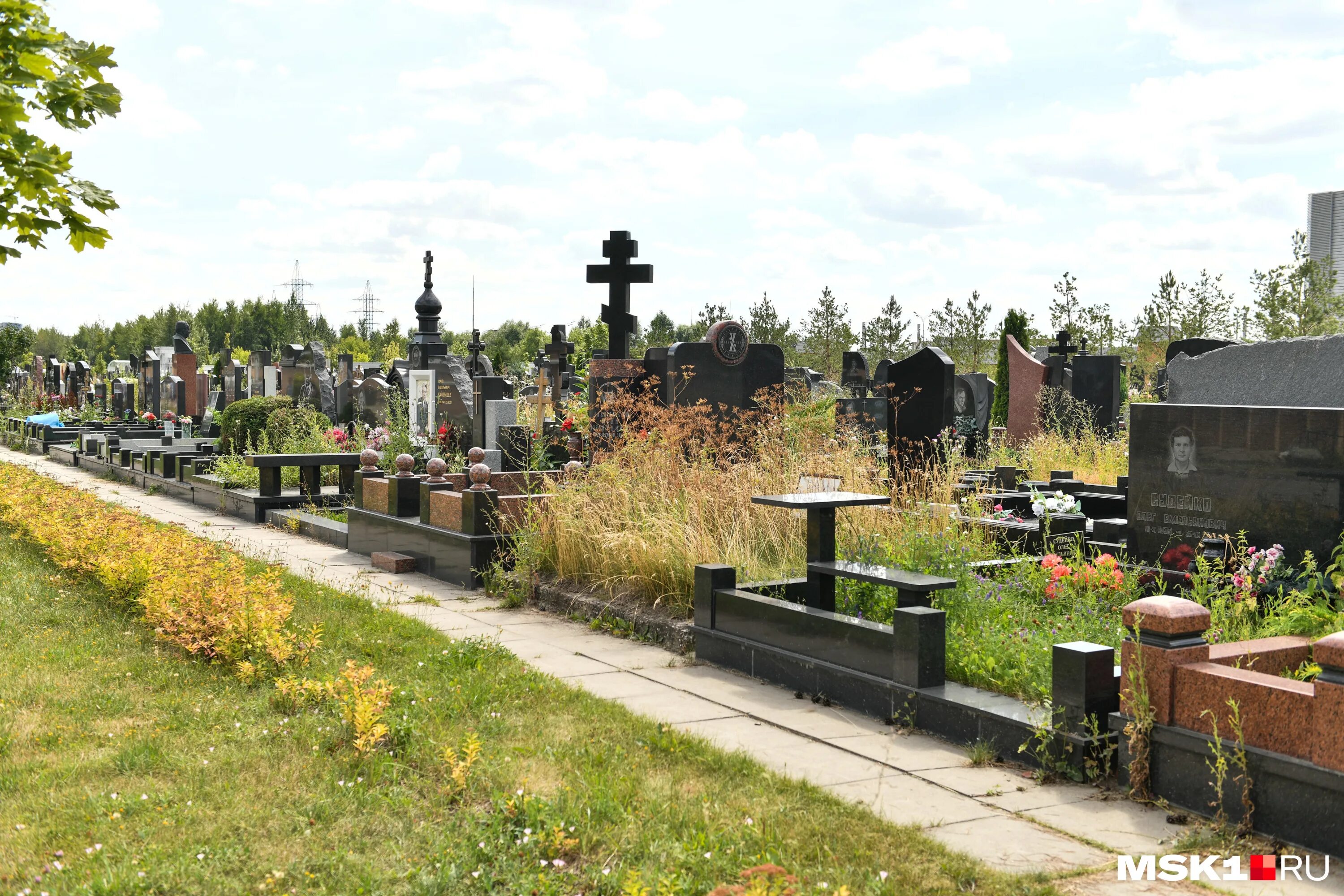 могилы в виде домиков. строится кладбище. дом рядом с кладбищем. бахаревское кладбище пермь. строительство кладбища.