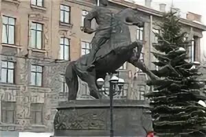 Гур на памятнике